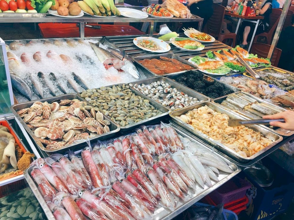 Visitors can handpick a variety of fresh seafood for their dinner from local restaurants in the market